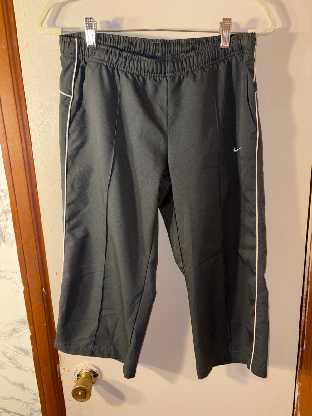 Nike Charcoal Gray Cropped Athletic Pants with White Side Piping
